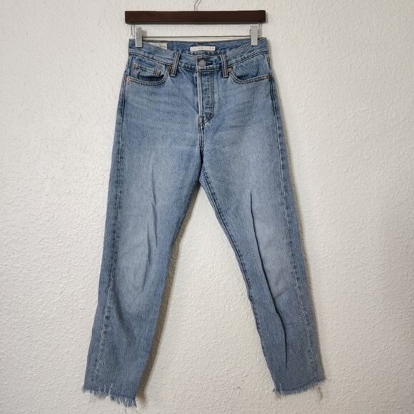 Levi's Wedgie Fit Button Fly Jeans Women's Size 26 Light Wash Cut Off Hem - Picture 1 of 7